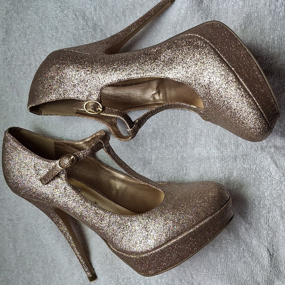 Steve Madden Elegant Gold Glittery T-strap Platform Heels retro Sz 8 Worn Once